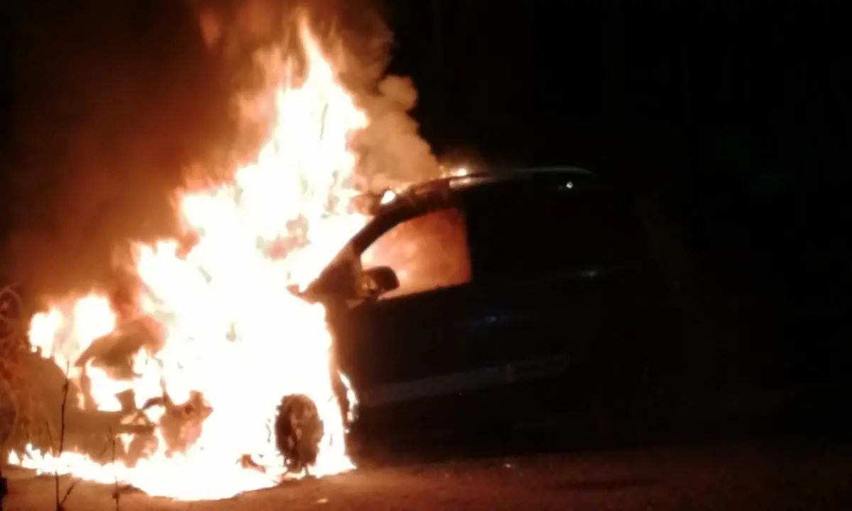 Corigliano Rossano, auto in fiamme nella notte nella zona industriale