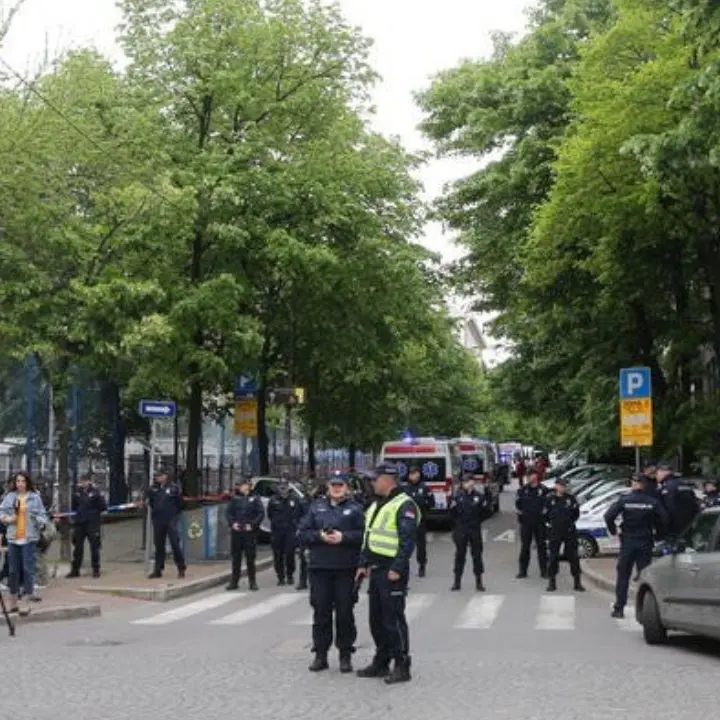 Strage in una scuola di Belgrado: alunno di 14 anni uccide otto compagni e il custode