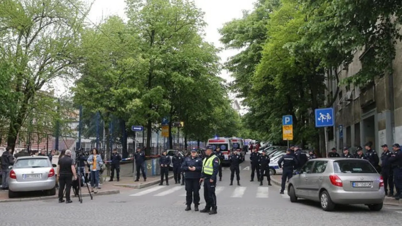 Strage in una scuola di Belgrado: alunno di 14 anni uccide otto compagni e il custode