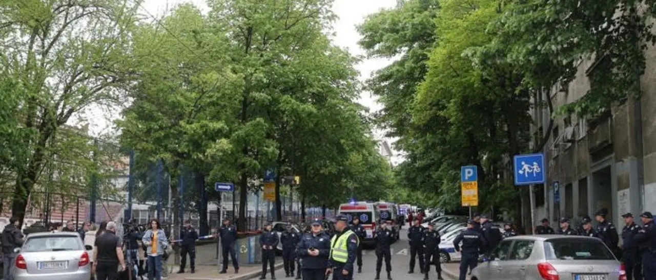 Strage in una scuola di Belgrado: alunno di 14 anni uccide otto compagni e il custode