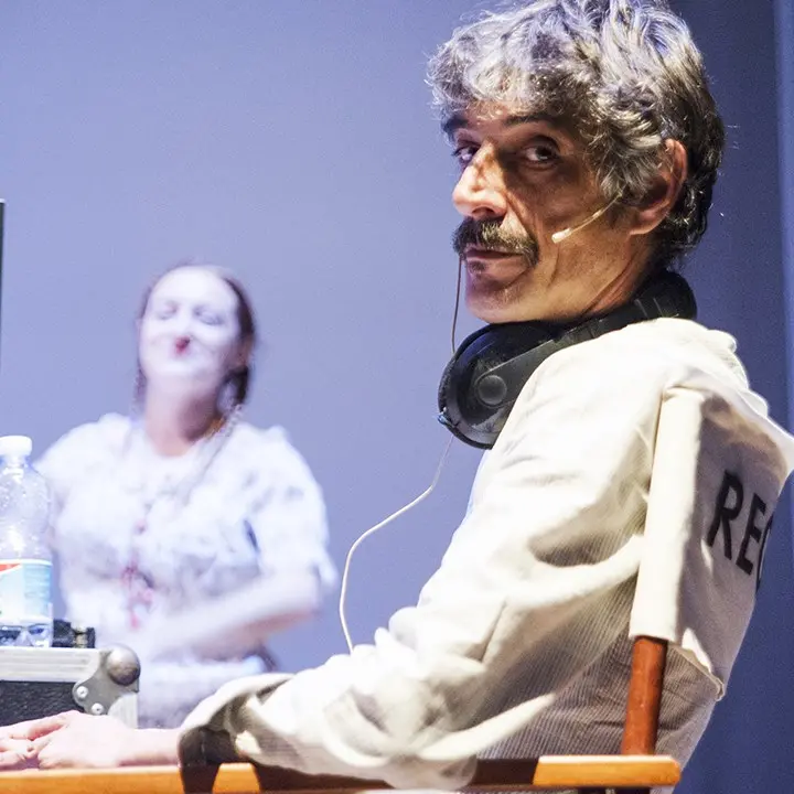 Max Mazzotta torna con un omaggio a Brecht: in scena al Tau dell’Unical