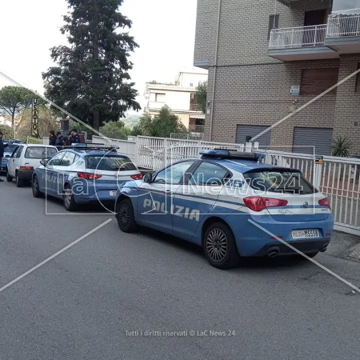 Cosenza, forza un posto di blocco in auto e si dà alla fuga: fermato dalla polizia dopo un inseguimento