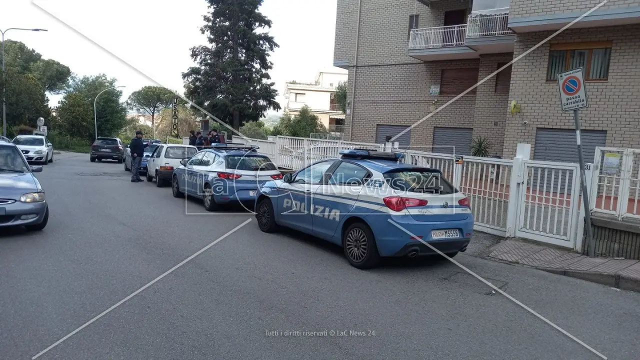 Cosenza, forza un posto di blocco in auto e si dà alla fuga: fermato dalla polizia dopo un inseguimento