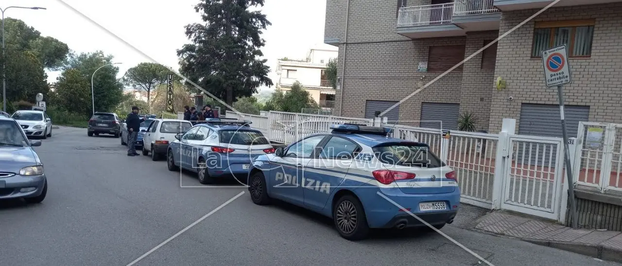 Cosenza, forza un posto di blocco in auto e si dà alla fuga: fermato dalla polizia dopo un inseguimento