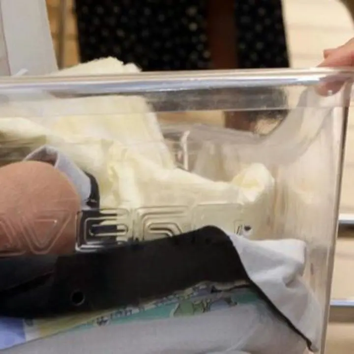 Neonata abbandonata a Bergamo con un biglietto: «Un pezzo importante della mia vita»