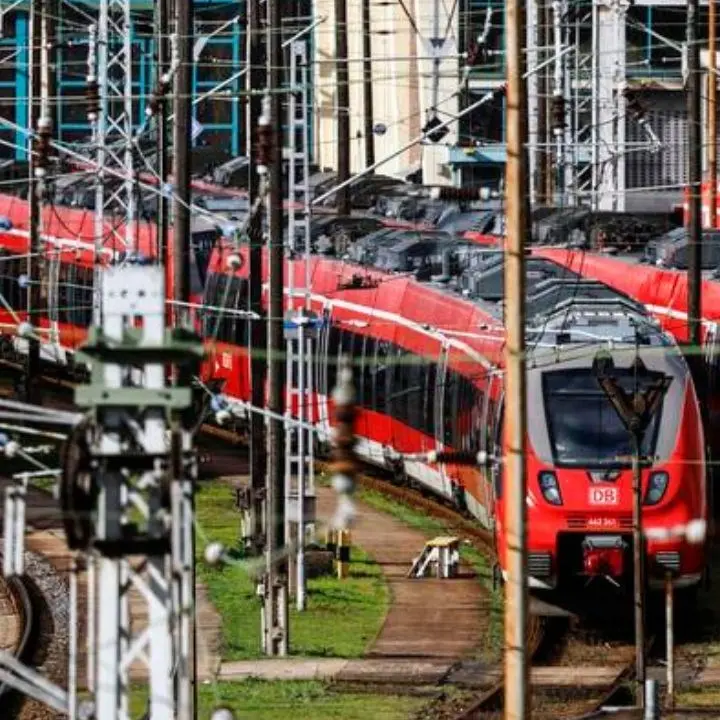 Incidente ferroviario in Germania, treno travolge gruppo di operai: due morti