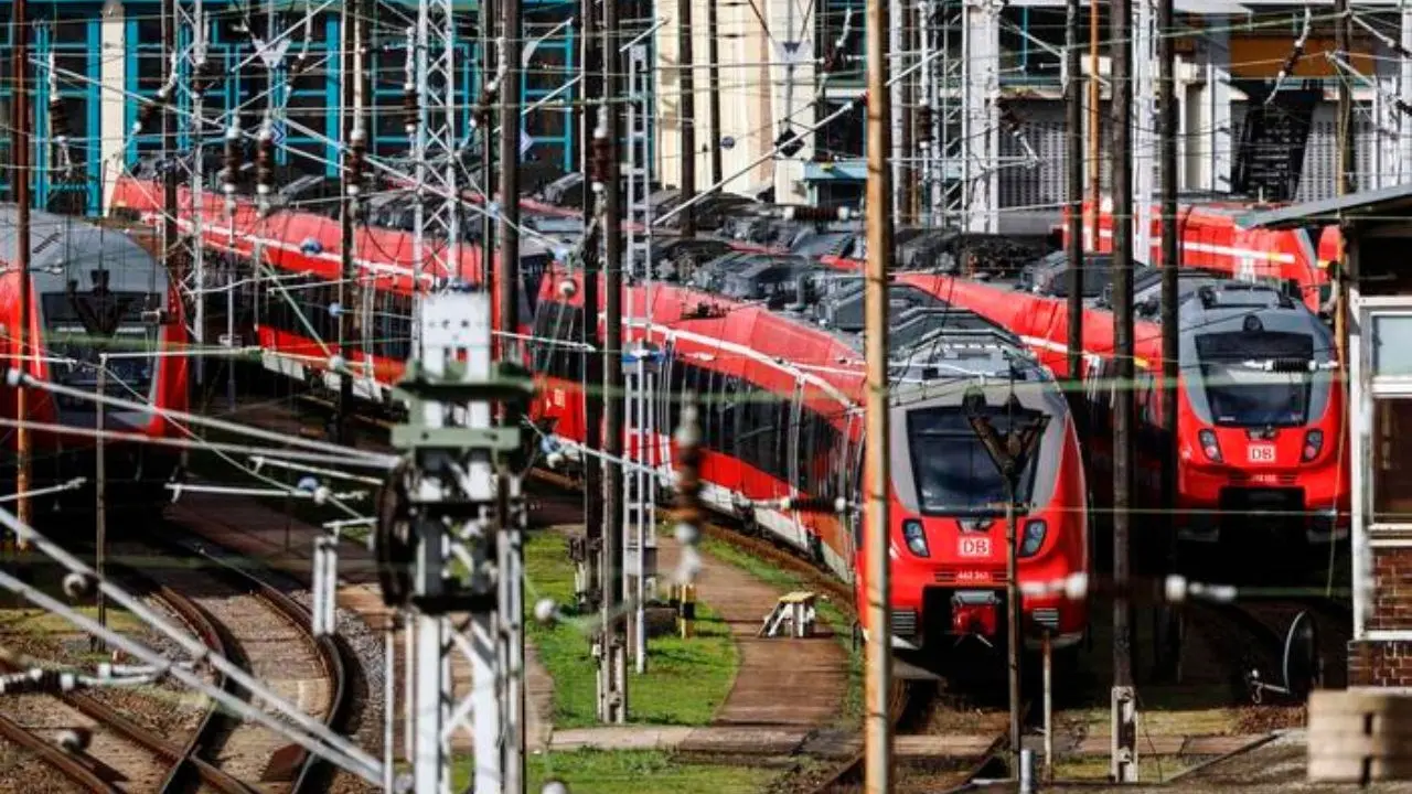 Incidente ferroviario in Germania, treno travolge gruppo di operai: due morti