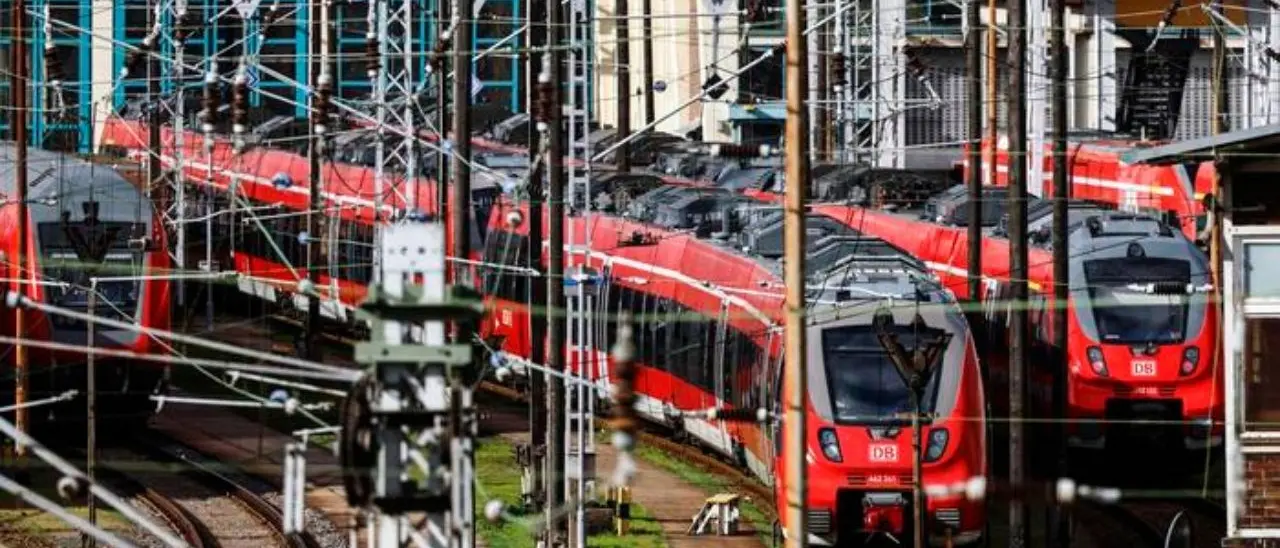Incidente ferroviario in Germania, treno travolge gruppo di operai: due morti