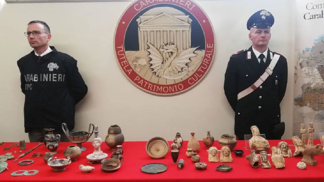 Decine di reperti archeologici restituiti a Italia, Ecuador e Perù: la consegna dei carabinieri al museo di Crotone