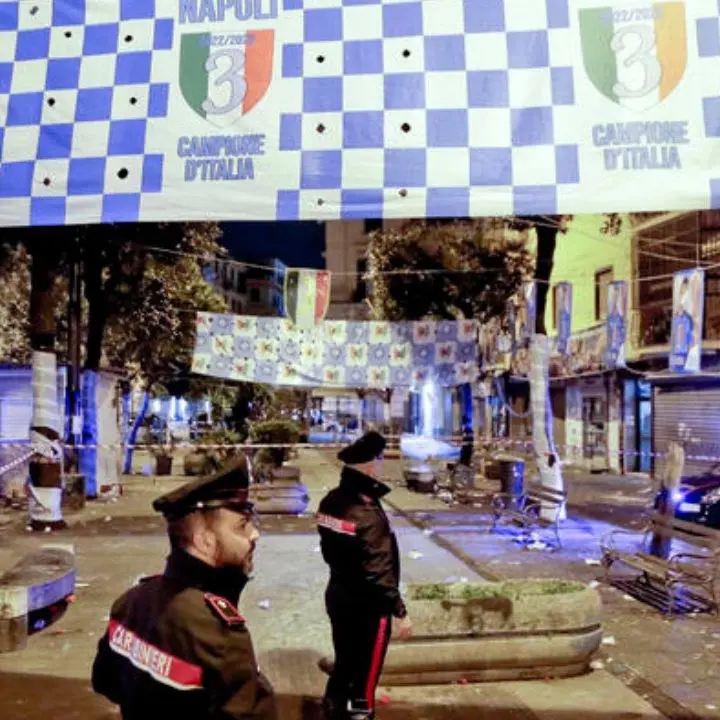 Napoli, un morto e sei feriti nella notte dello scudetto. Il prefetto: «Episodio criminale slegato dalla festa»