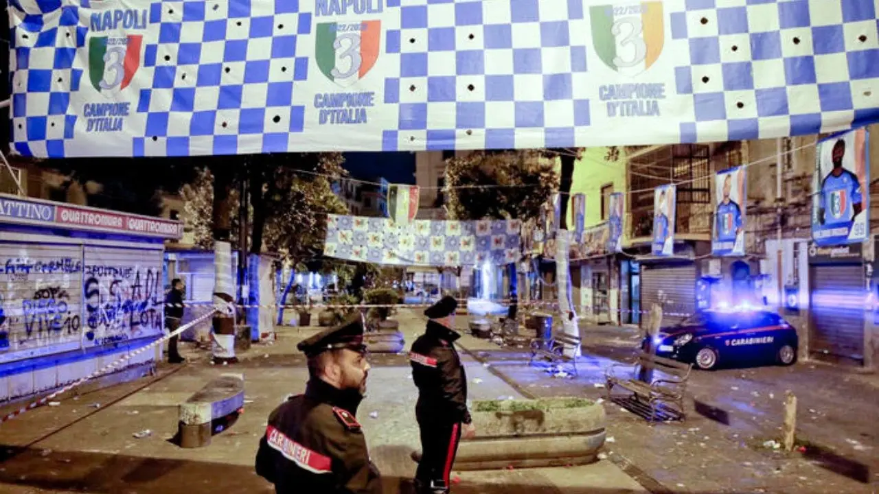 Napoli, un morto e sei feriti nella notte dello scudetto. Il prefetto: «Episodio criminale slegato dalla festa»