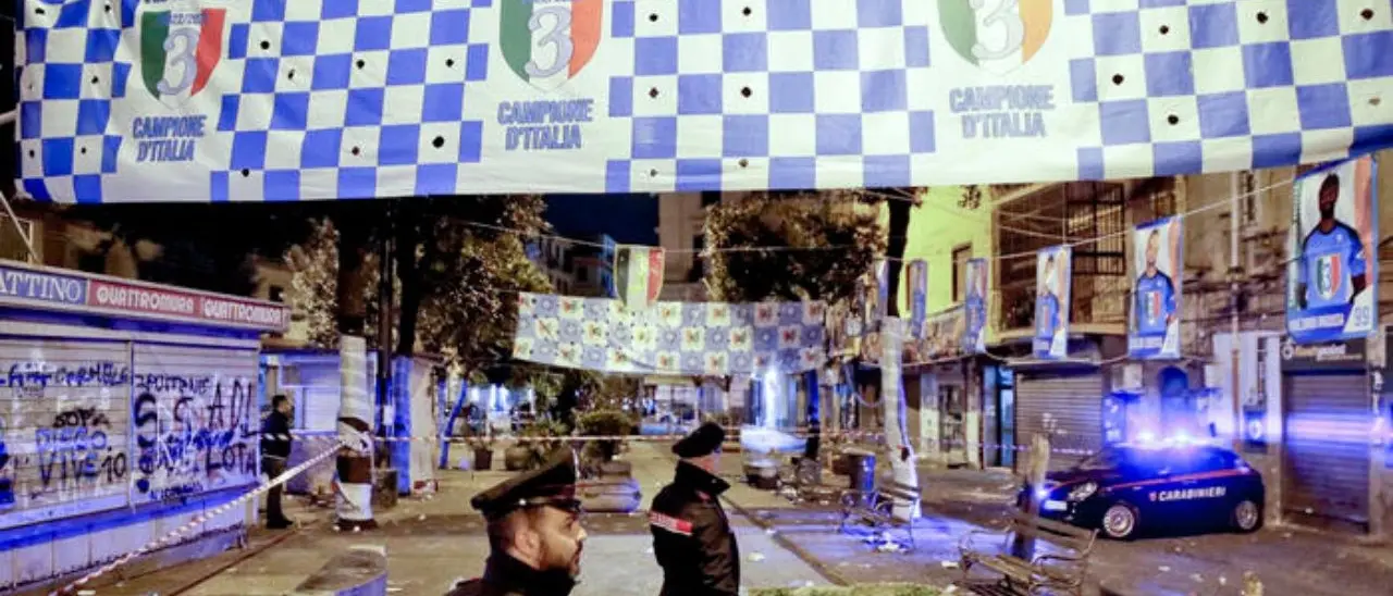 Napoli, un morto e sei feriti nella notte dello scudetto. Il prefetto: «Episodio criminale slegato dalla festa»