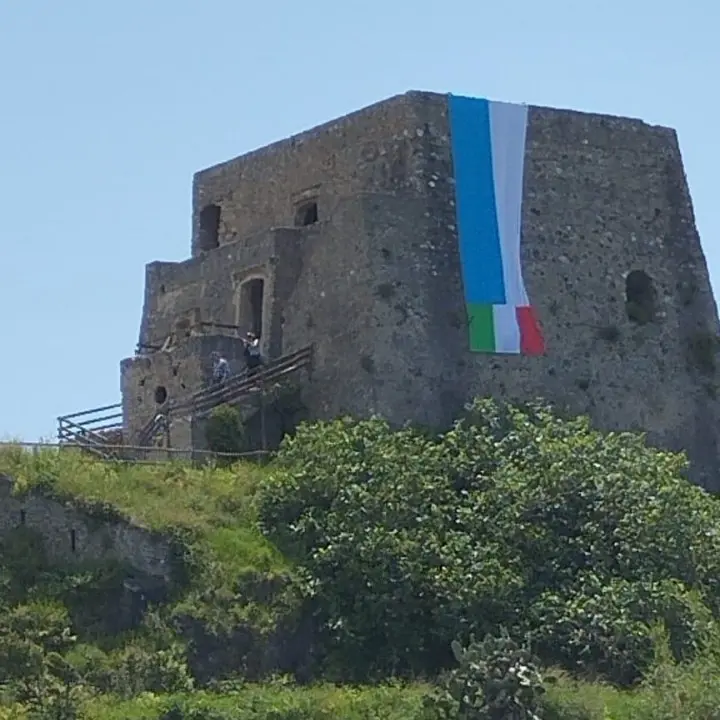 Scalea, i fan del Cosenza insorgono contro i tifosi del Napoli campione d’Italia: «Via lo striscione dalla nostra Torre»