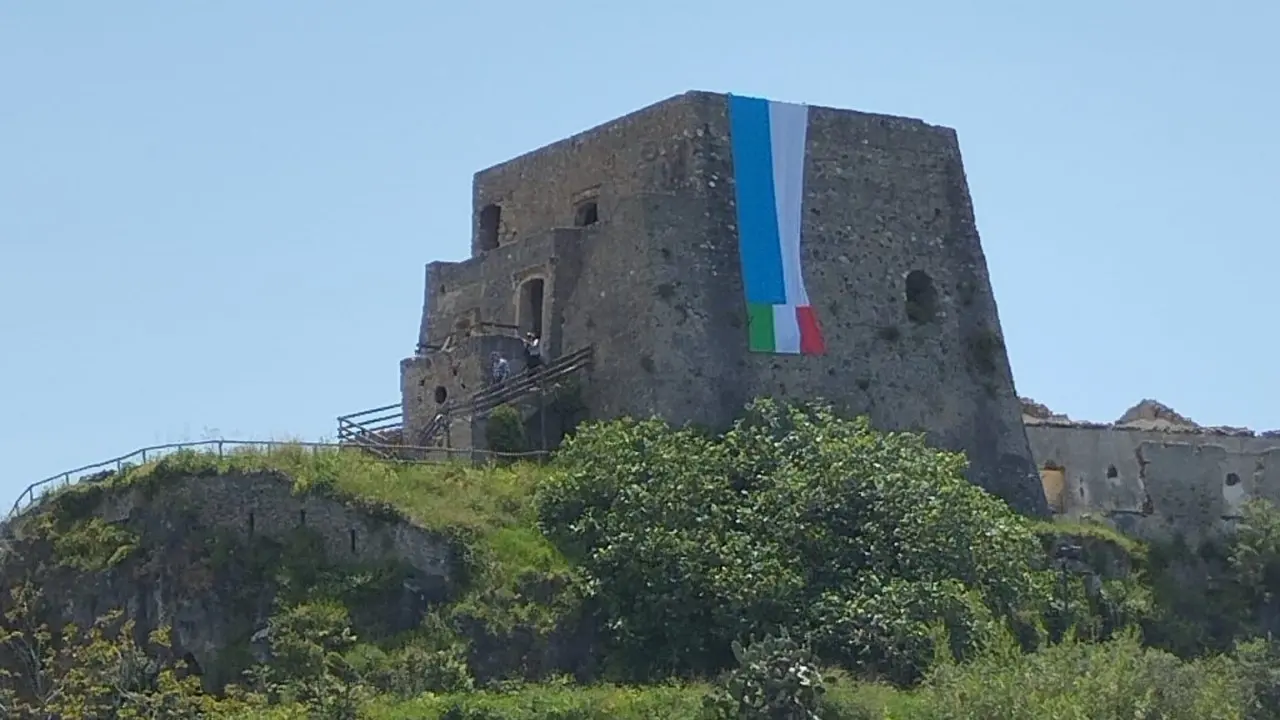 Scalea, i fan del Cosenza insorgono contro i tifosi del Napoli campione d’Italia: «Via lo striscione dalla nostra Torre»