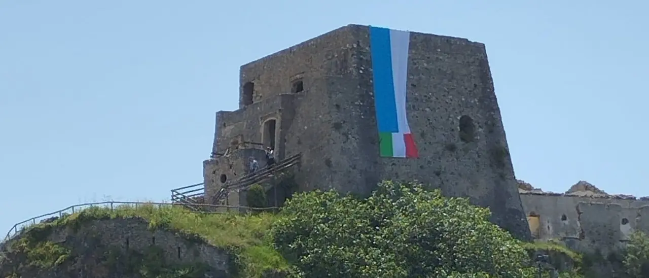 Scalea, i fan del Cosenza insorgono contro i tifosi del Napoli campione d’Italia: «Via lo striscione dalla nostra Torre»