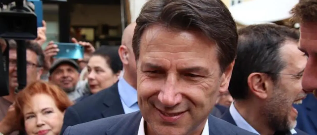 M5s, Conte aggredito da un No vax in piazza a Massa. Occhiuto: «Chi utilizza violenza dimostra ignoranza»