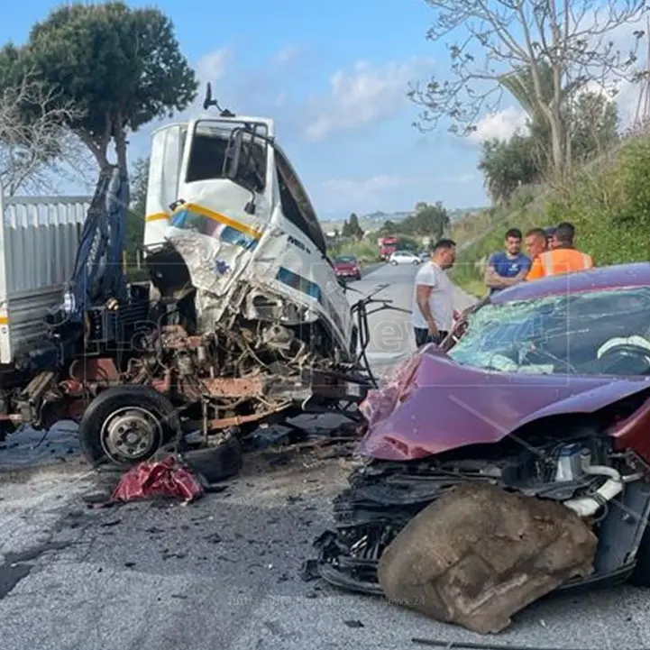 Incidente nel Vibonese, tre feriti nello scontro tra un’auto e un mezzo pesante tra Zambrone e Tropea