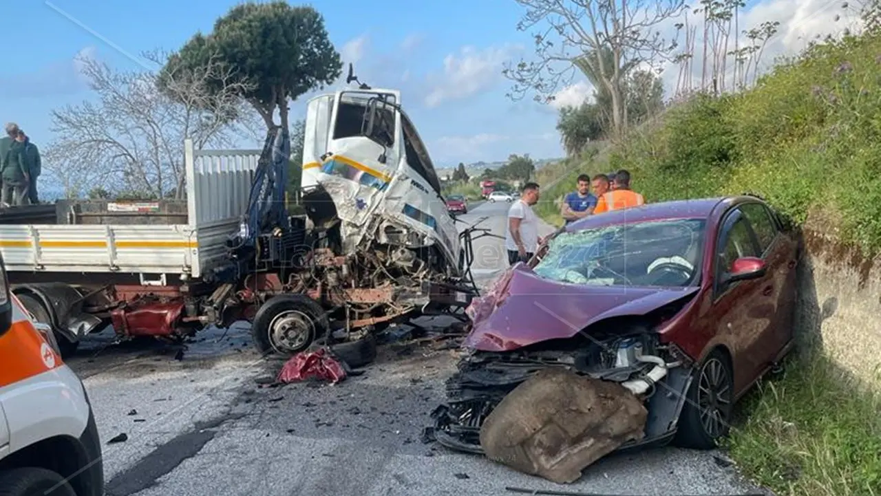 Incidente nel Vibonese, tre feriti nello scontro tra un’auto e un mezzo pesante tra Zambrone e Tropea