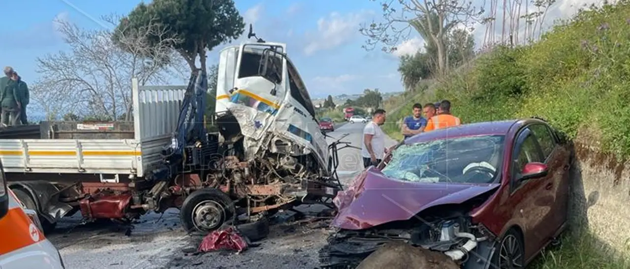 Incidente nel Vibonese, tre feriti nello scontro tra un’auto e un mezzo pesante tra Zambrone e Tropea