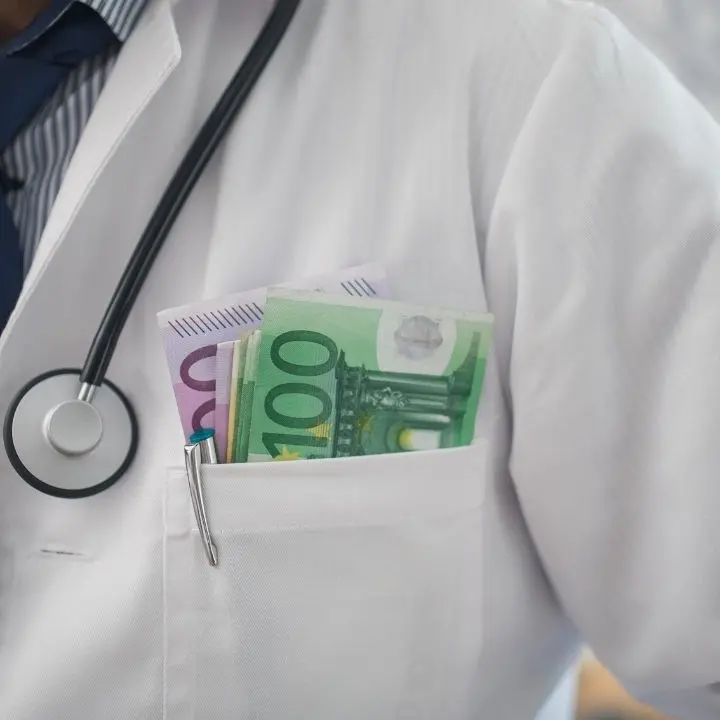 Ricoveri ad hoc per evitare processi e tamponi Covid fasulli: «Metti negativo e stai zitto, comando io»