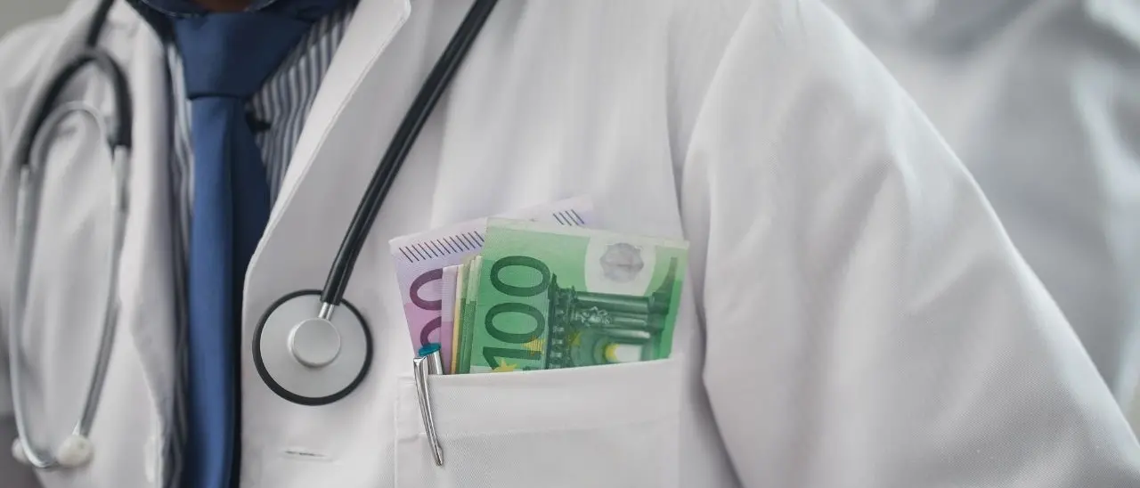 Ricoveri ad hoc per evitare processi e tamponi Covid fasulli: «Metti negativo e stai zitto, comando io»