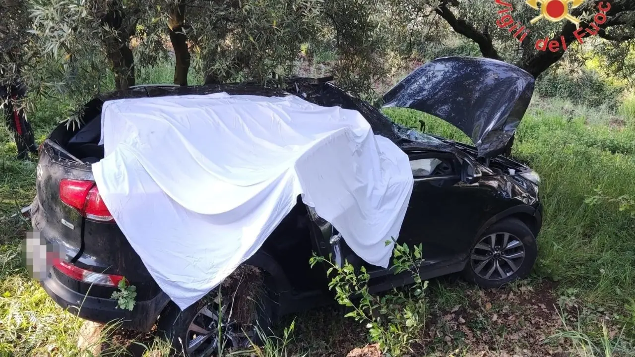 Incidente stradale a Gizzeria, si schianta contro un albero: muore un trentanovenne