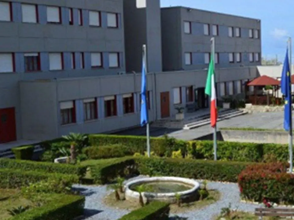Carcere di Paola, detenuti aggrediscono agenti con i manici di scopa. Scoperti e sequestrati alcuni cellulari