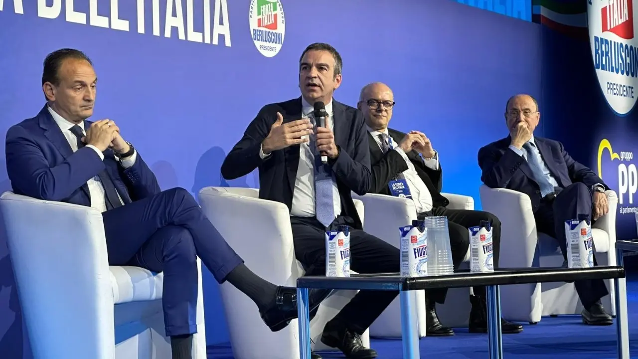 Convention di Fi a Milano, Tajani: «Berlusconi sarà il nostro leader ancora a lungo». Occhiuto: «Basta Sud piagnone»