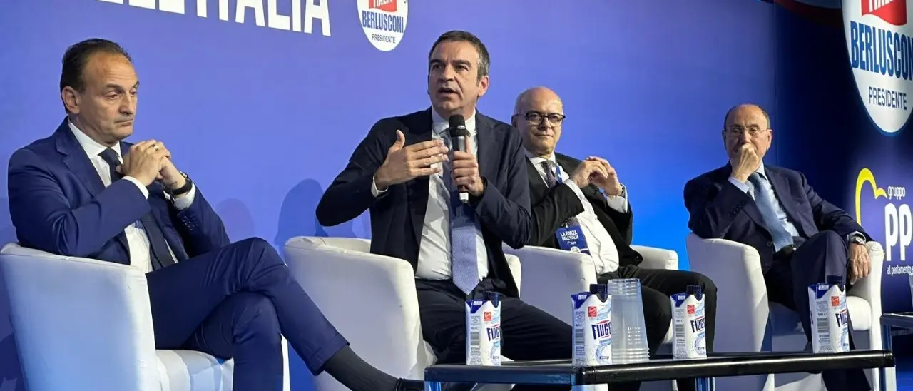 Convention di Fi a Milano, Tajani: «Berlusconi sarà il nostro leader ancora a lungo». Occhiuto: «Basta Sud piagnone»