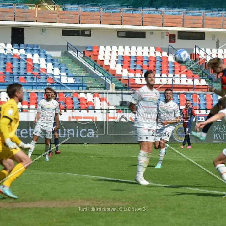 Serie B: il Cosenza evita il peggio all’ultimo minuto, ma col Venezia è solo 1-1