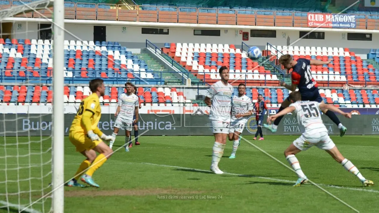 Serie B: il Cosenza evita il peggio all’ultimo minuto, ma col Venezia è solo 1-1