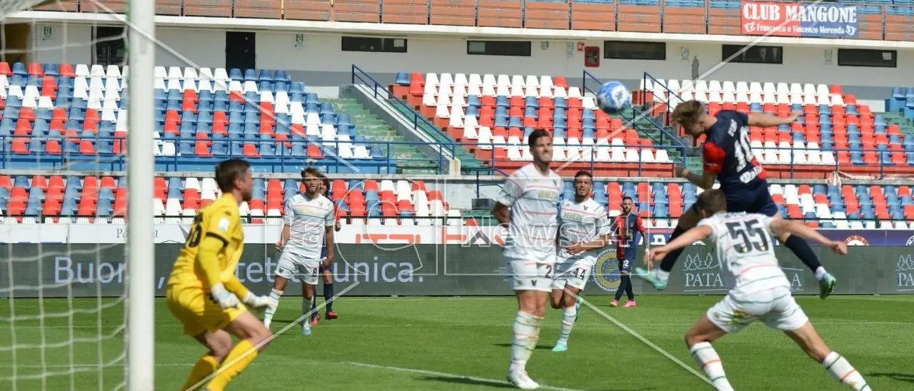 Serie B: il Cosenza evita il peggio all’ultimo minuto, ma col Venezia è solo 1-1