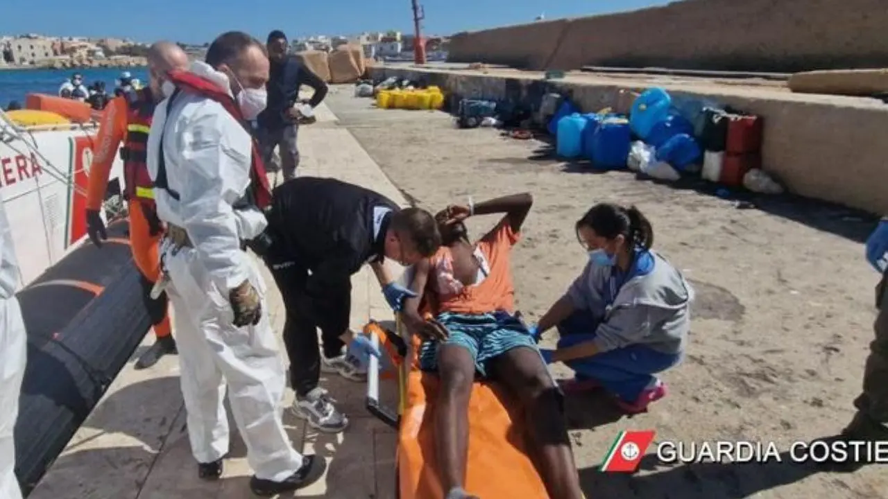 Migranti, ancora arrivi sulle coste italiane: in 24 ore sbarcate quasi mille persone a Lampedusa