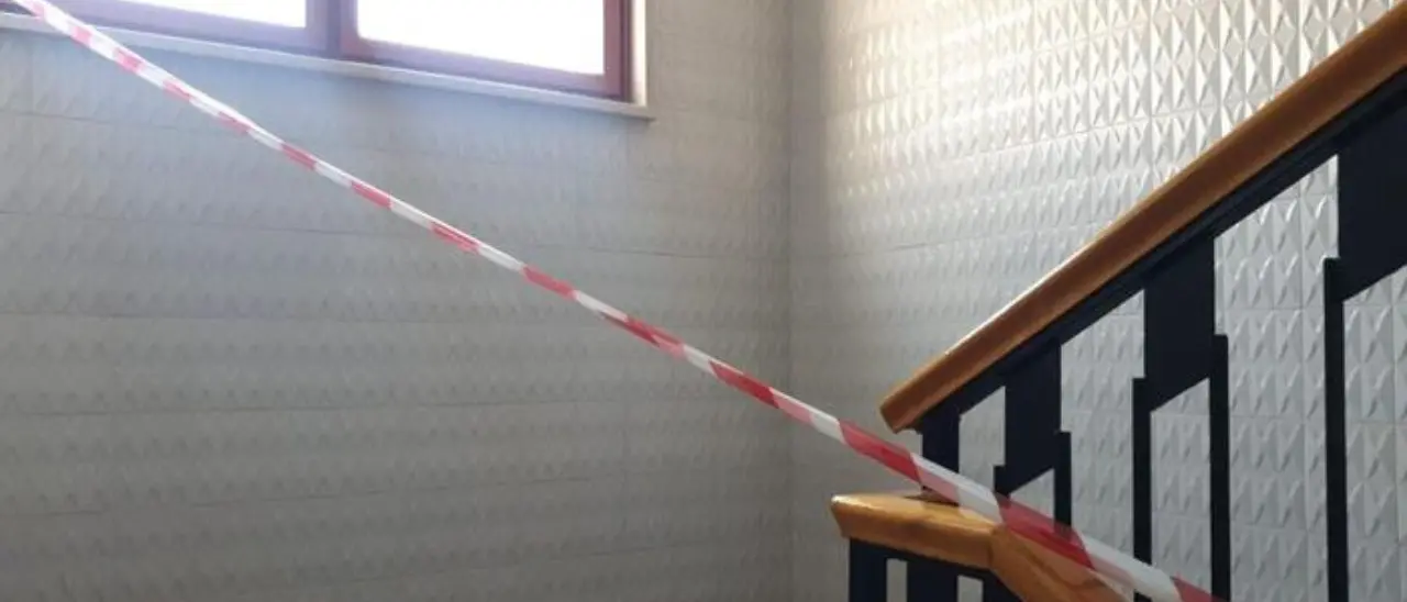 Uccide a coltellate la figlia 16enne che fa da scudo alla madre, assassinato anche il presunto amante della donna