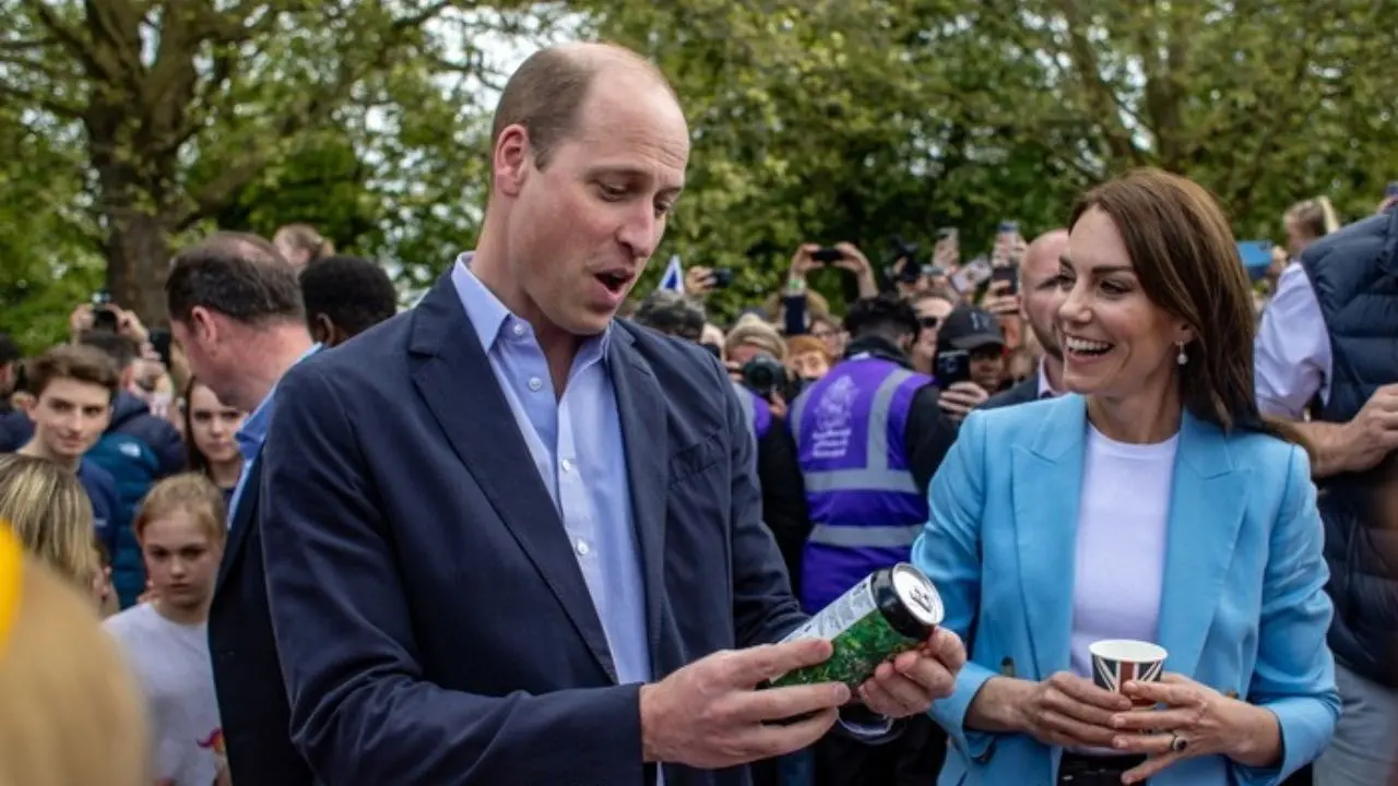 William e Kate fra la gente allo street party di Windsor: scambi di battute, sorrisi e doni