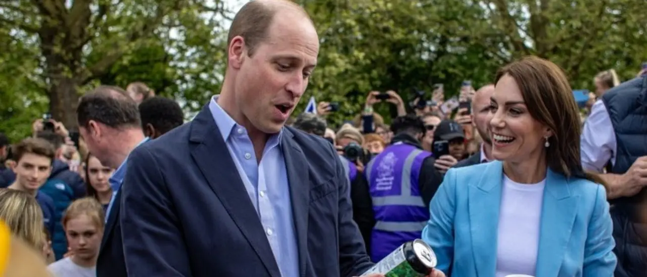 William e Kate fra la gente allo street party di Windsor: scambi di battute, sorrisi e doni