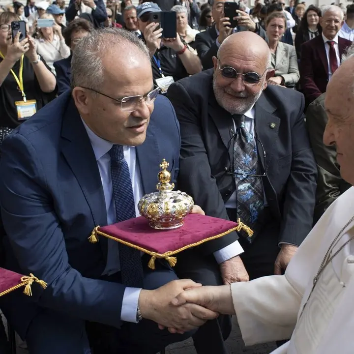 Papa Francesco benedice le nuove corone per la Madonna di Polsi realizzate dall’orafo Affidato