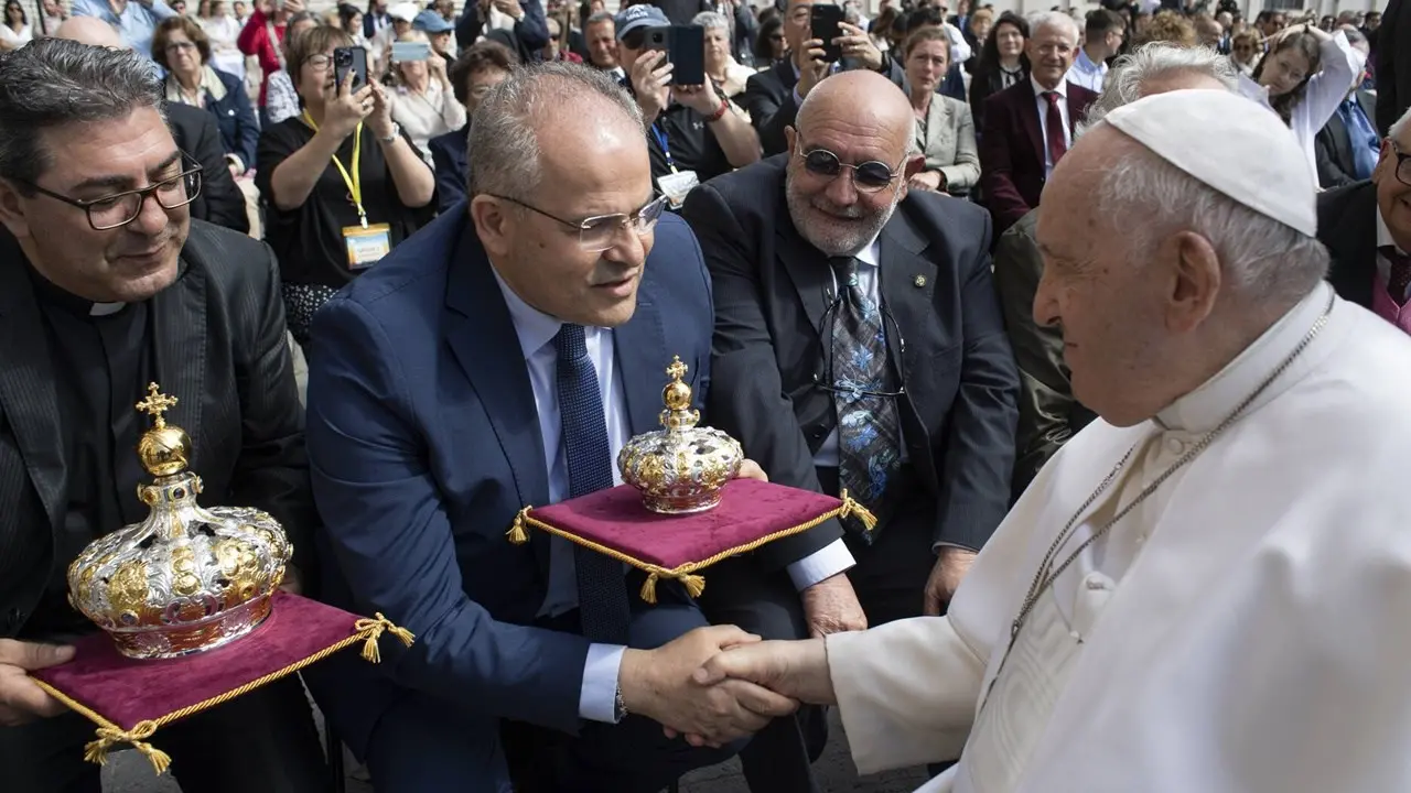 Papa Francesco benedice le nuove corone per la Madonna di Polsi realizzate dall’orafo Affidato