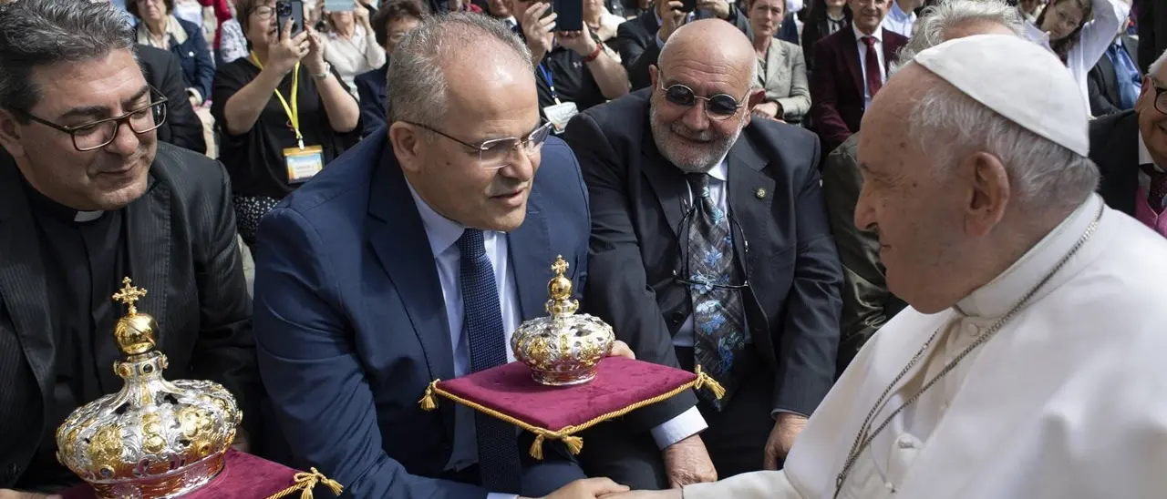 Papa Francesco benedice le nuove corone per la Madonna di Polsi realizzate dall’orafo Affidato