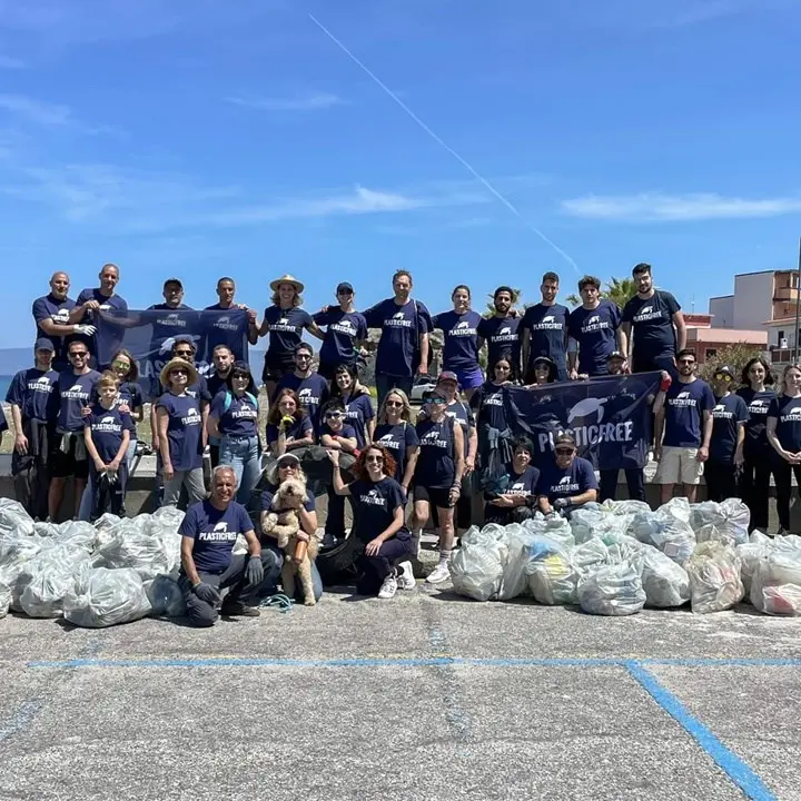 Detenuti e Plastic free insieme per ripulire la spiaggia della Tonnara di Palmi: raccolti oltre 60 sacchi di spazzatura