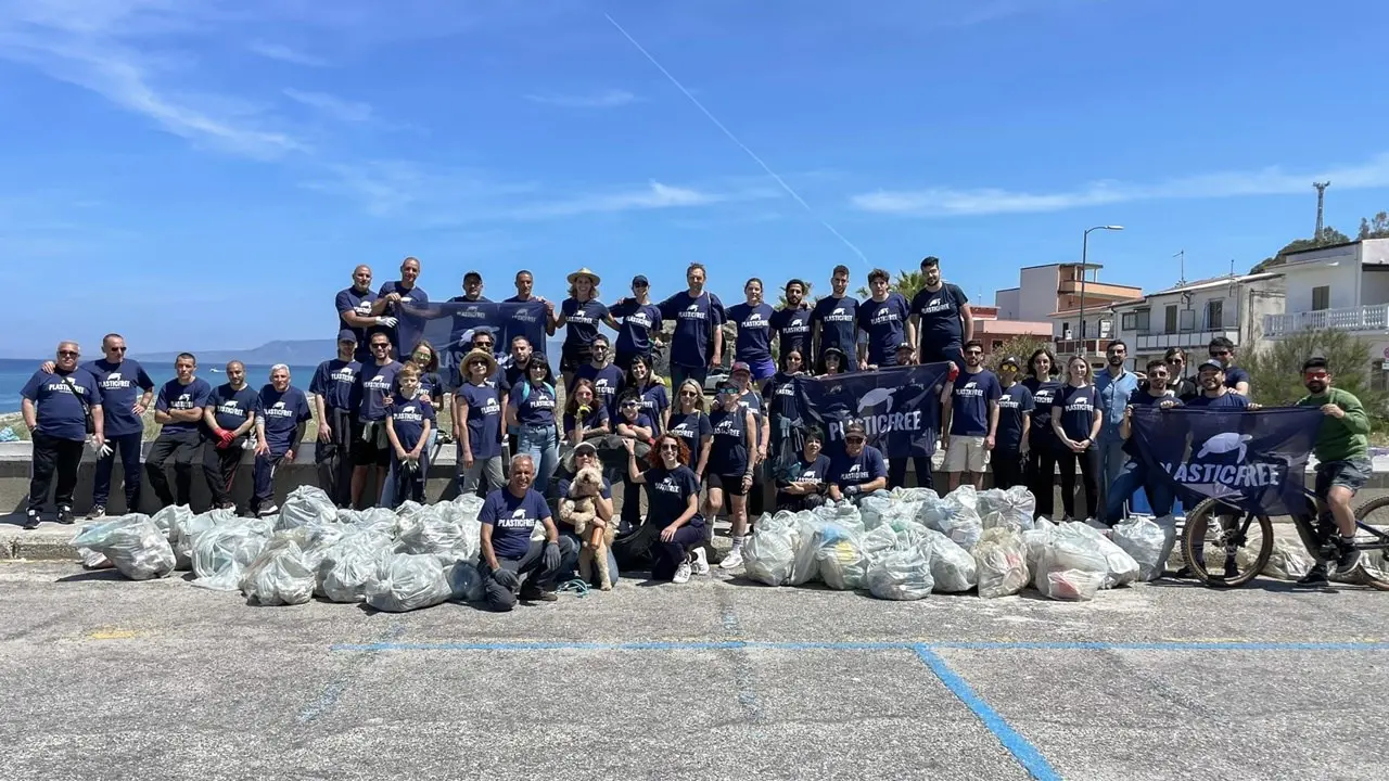 Detenuti e Plastic free insieme per ripulire la spiaggia della Tonnara di Palmi: raccolti oltre 60 sacchi di spazzatura