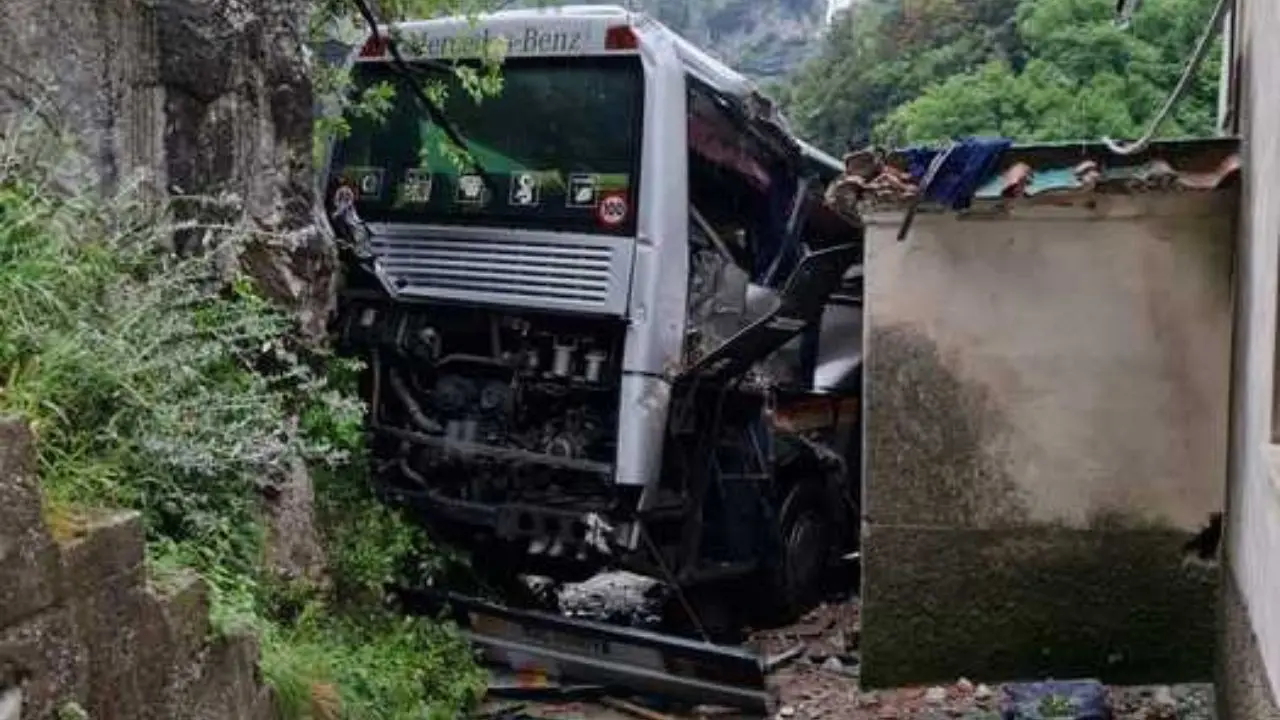 Bus turistico precipita da un tornante in Costiera Amalfitana: morto il conducente