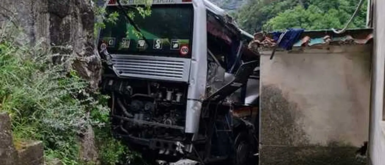 Bus turistico precipita da un tornante in Costiera Amalfitana: morto il conducente