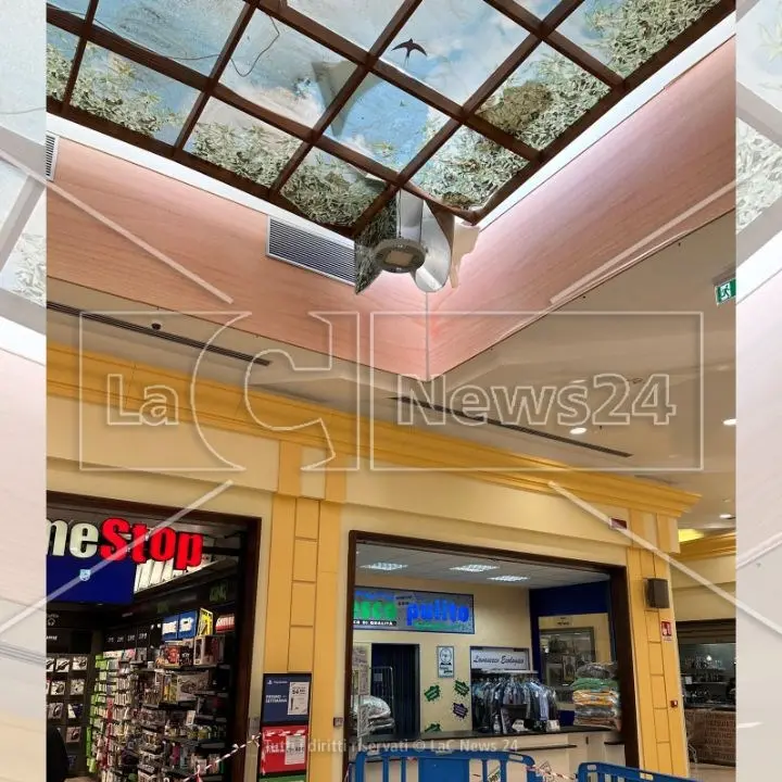 Corigliano-Rossano, operaio cade dal tetto di un centro commerciale: non è in pericolo di vita