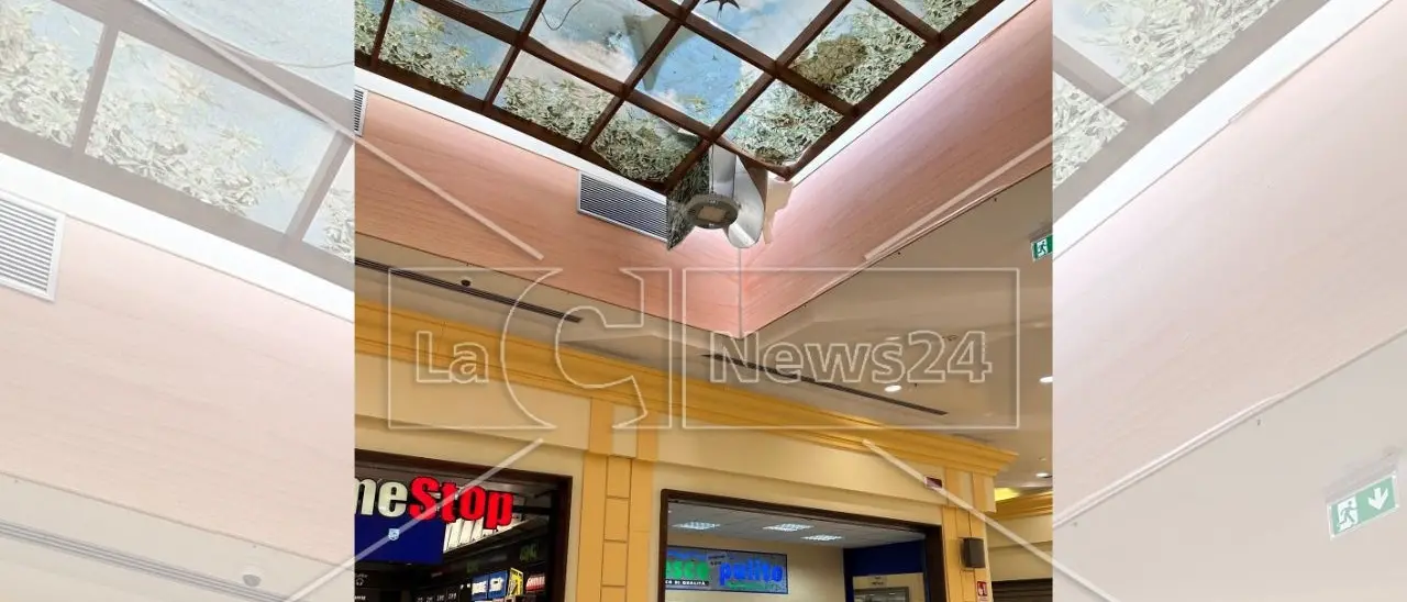 Corigliano-Rossano, operaio cade dal tetto di un centro commerciale: non è in pericolo di vita