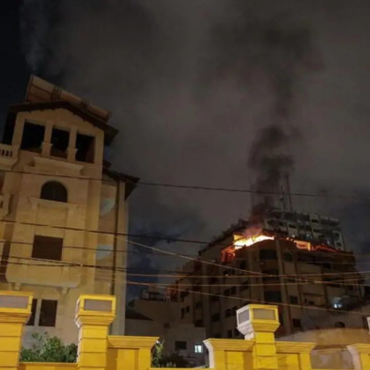 Striscia di Gaza, raid aereo di Israele nel cuore della notte: 12 morti e 20 feriti