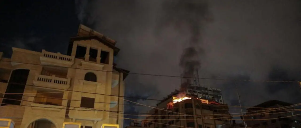 Striscia di Gaza, raid aereo di Israele nel cuore della notte: 12 morti e 20 feriti