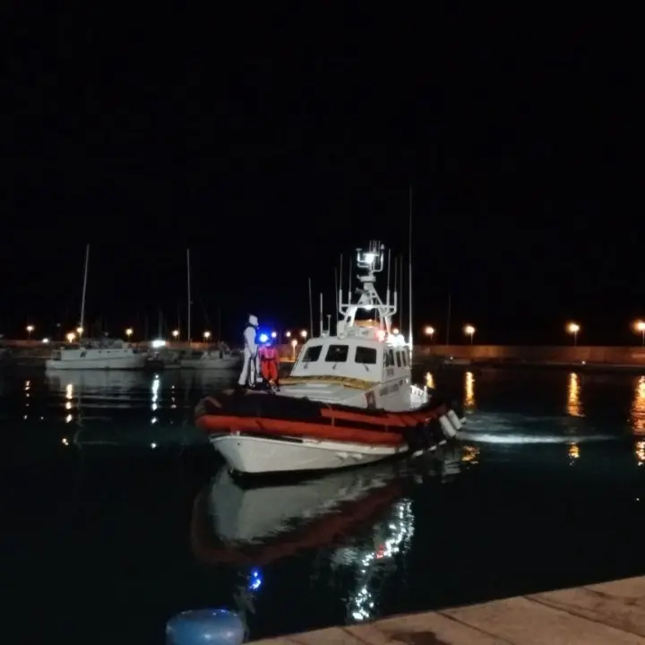 Migranti, ancora uno sbarco a Roccella Jonica: soccorse nella notte 31 persone