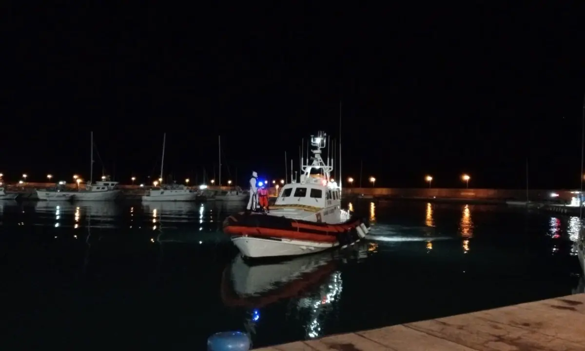 Migranti, ancora uno sbarco a Roccella Jonica: soccorse nella notte 31 persone