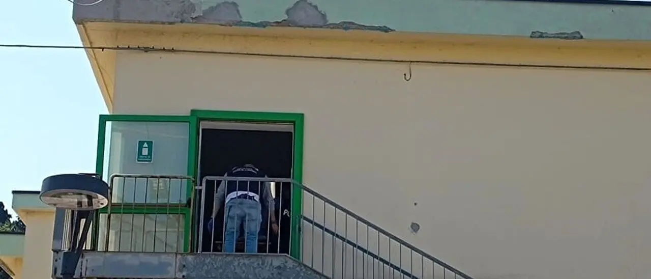 Incidente a Pescara, 12enne cade dalla finestra della scuola: è grave